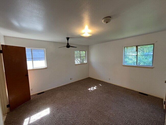 Building Photo - Spacious 4 Bed 2 Bath Home!
