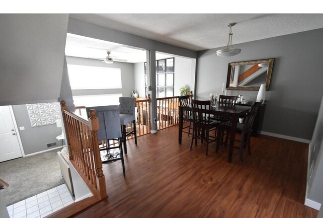 Foto del edificio - Spacious townhome- updated throughout! Com...