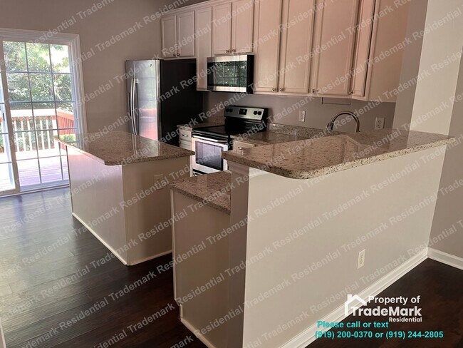Building Photo - 3 bedroom 2.5 bath townhouse with garage