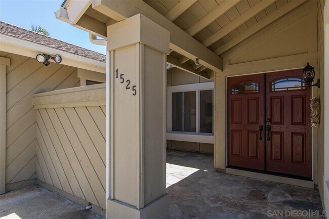 Foto del edificio - 1525 W Country Club Ln