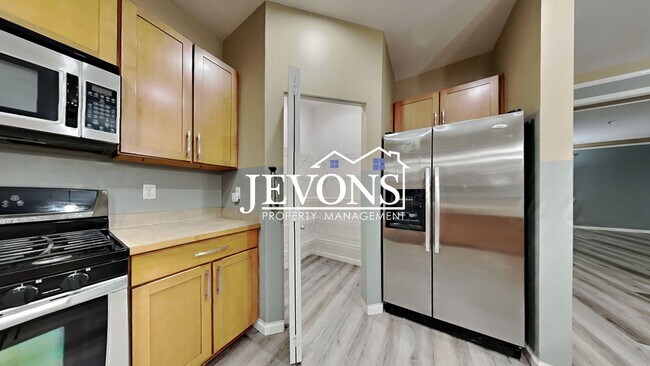 Foto del edificio - Experience this beautiful SeaTac single-family home with an equipped kitchen, high ceilings, near...