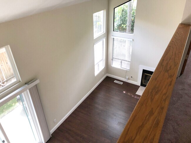 Building Photo - 911 Colina Ct