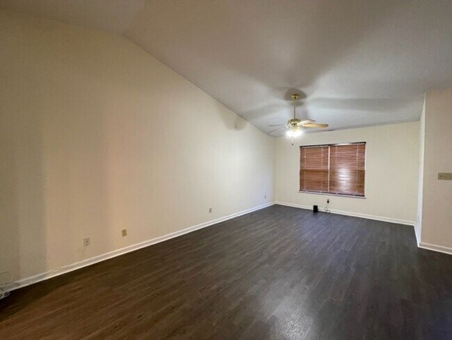 Building Photo - PRICE IMPROVEMENT!!  BEAUTIFUL 2 BEDROOM C...