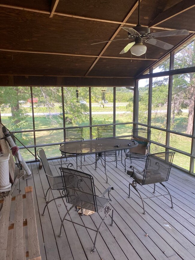 Building Photo - Spacious 4 Bed 1.5 Bath House