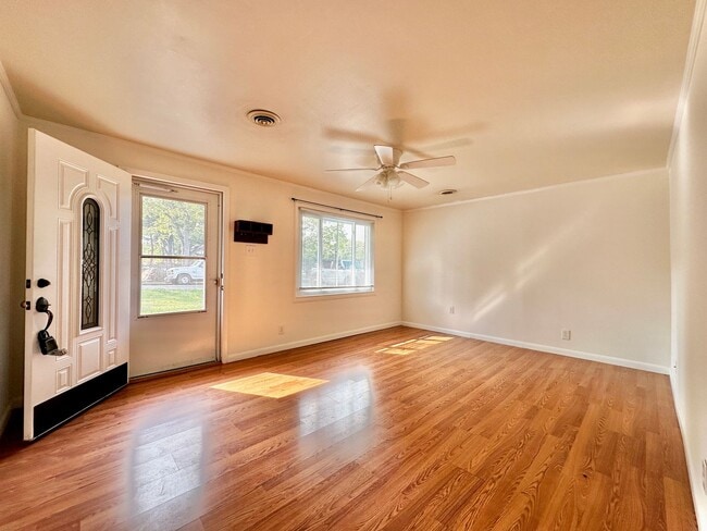Building Photo - Freshly renovated 2 Bed 1 Bath in Clarksvi...