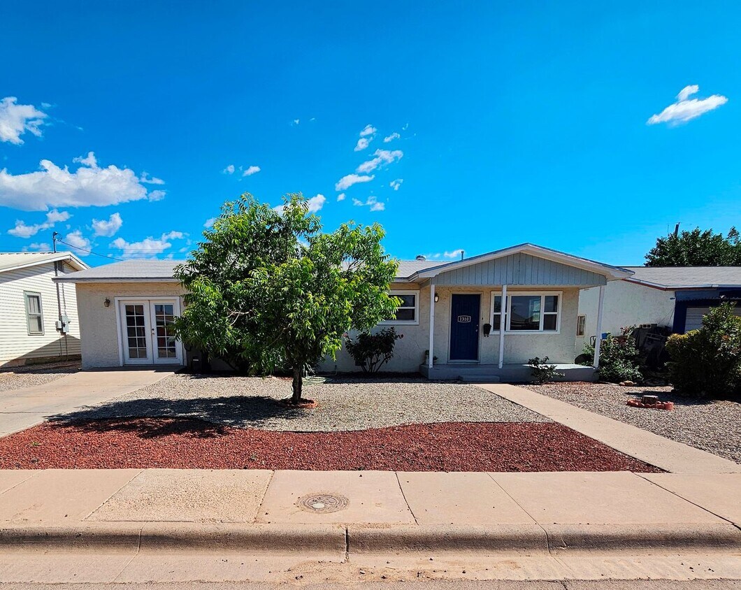 Primary Photo - Beautifully maintained 3 bdrm/2 bath with ...
