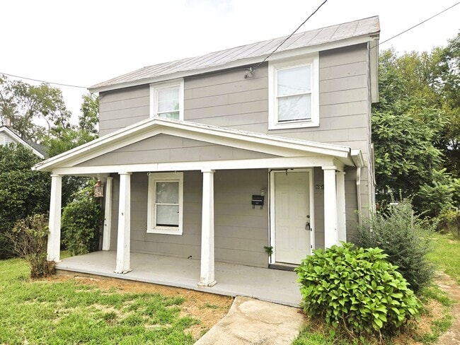 Three Bedroom House off of Campbell Avenue! - Three Bedroom House off of Campbell Avenue!