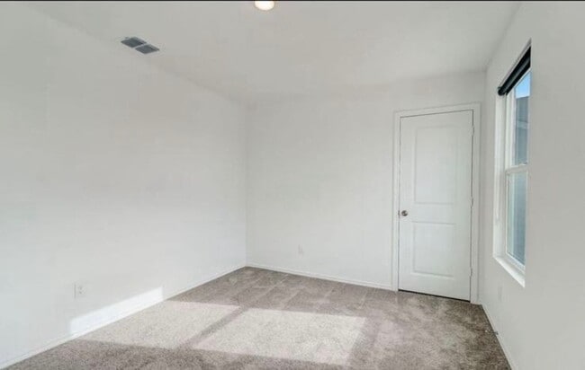 Building Photo - 4 Bedroom 2.5 bath home ready for move-in