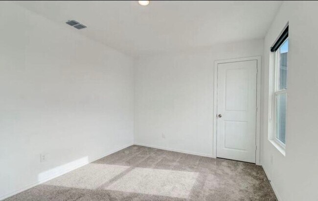 Foto del edificio - 4 Bedroom 2.5 bath home ready for move-in