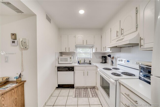 Building Photo - 9820 S Hollybrook Lake Dr
