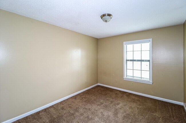 Building Photo - 3048 Ingleside Dr