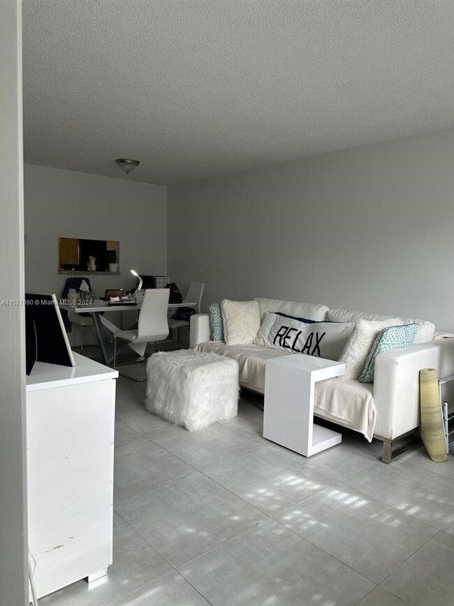 Building Photo - 5111 W Oakland Park Blvd