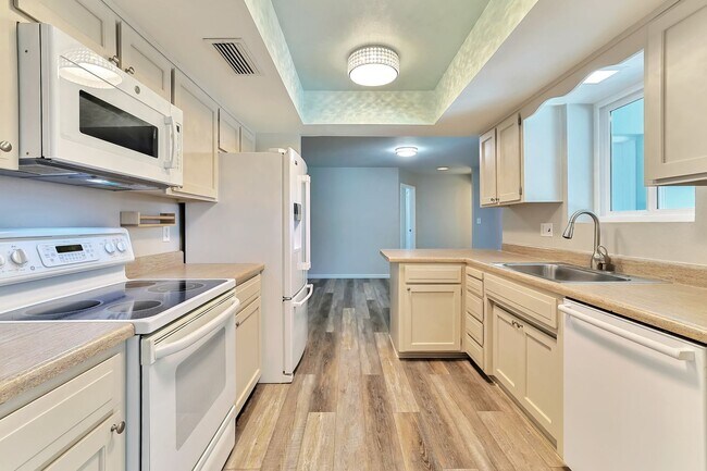 Foto del edificio - Spacious 6-Bedroom Pool Home Near ASU with 2-Car Garage