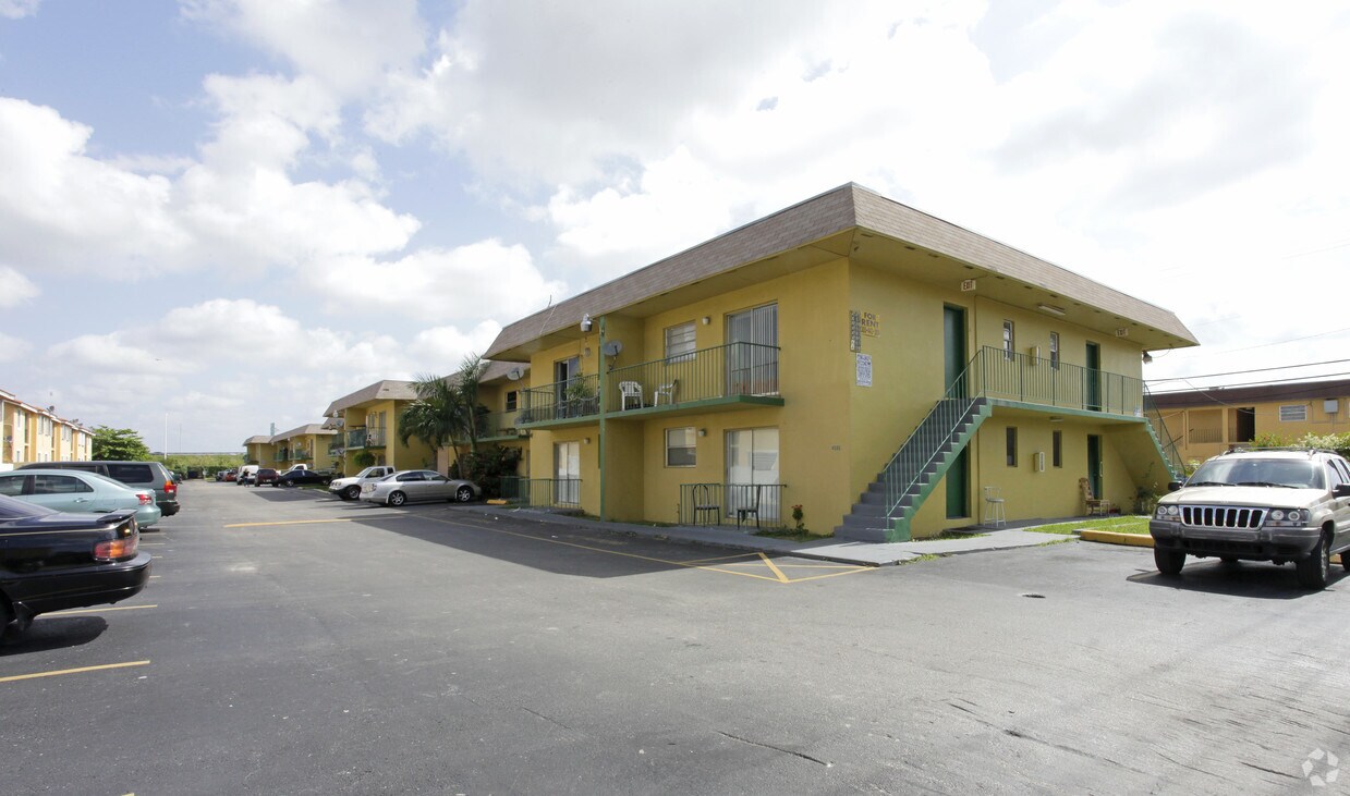 4585 - 4599 NW 9th St - 4585-4599 NW 9th St