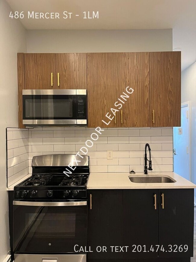 Building Photo - 486 Mercer St