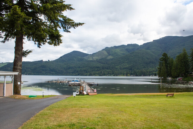 Building Photo - 318 W Lake Samish Dr