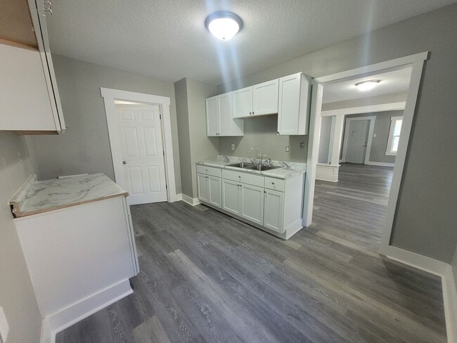 Building Photo - Recently Renovated 2 Bedroom, 1 Bathroom w...