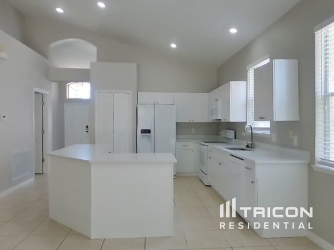 Foto del edificio - 2336 Windcrest Lake Cir