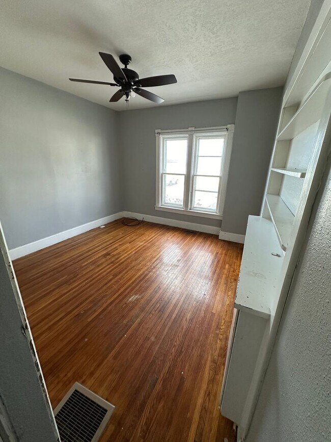 Building Photo - 4 Bed - 1 Bath House for rent near park an...