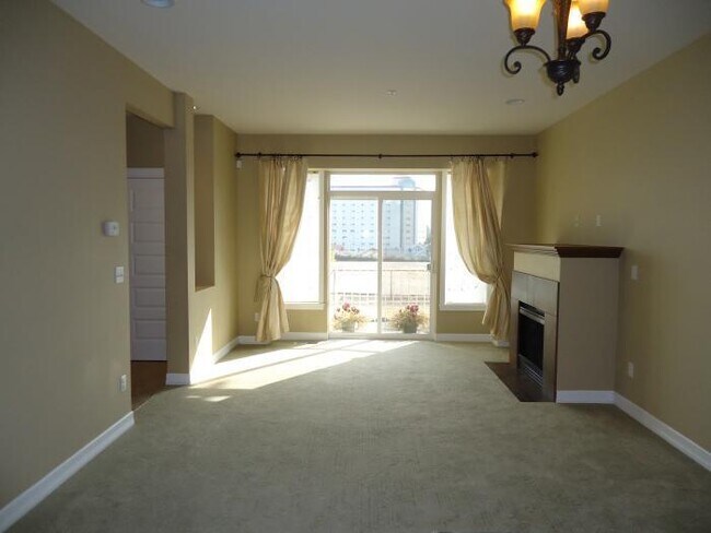 Building Photo - Town Home Tacoma 2bdr 2.5 bath w/ roof top deck & VIEW!!