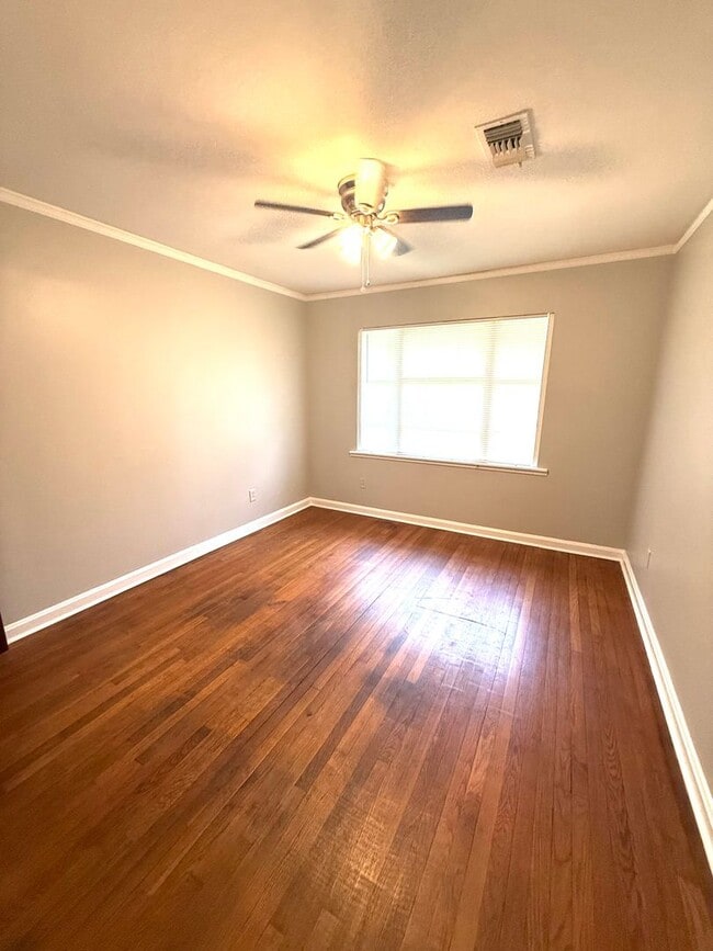 Building Photo - ** 3 Bed 1 Bath Located in Montgomery Heig...