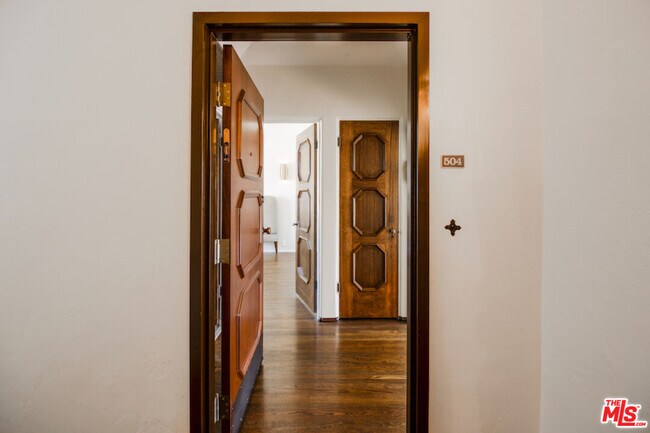 Foto del edificio - 1302 N Sweetzer Ave