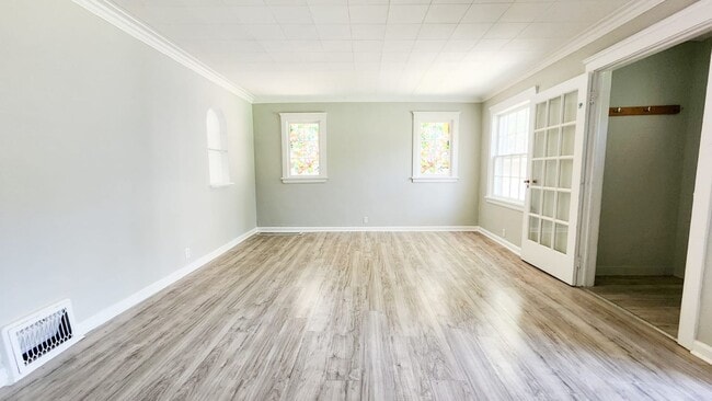 Building Photo - Adorable 3 bedroom, 2 single family