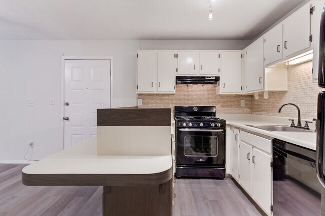 Kitchen - 916 Dunbar Dr
