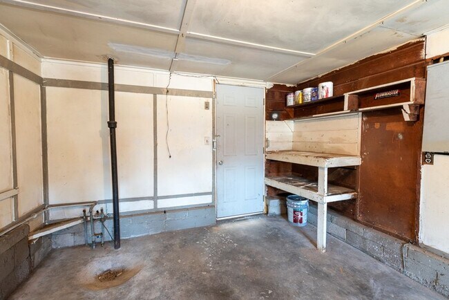 Building Photo - Updated 2 Bed 1 Bath near Yale and Admiral