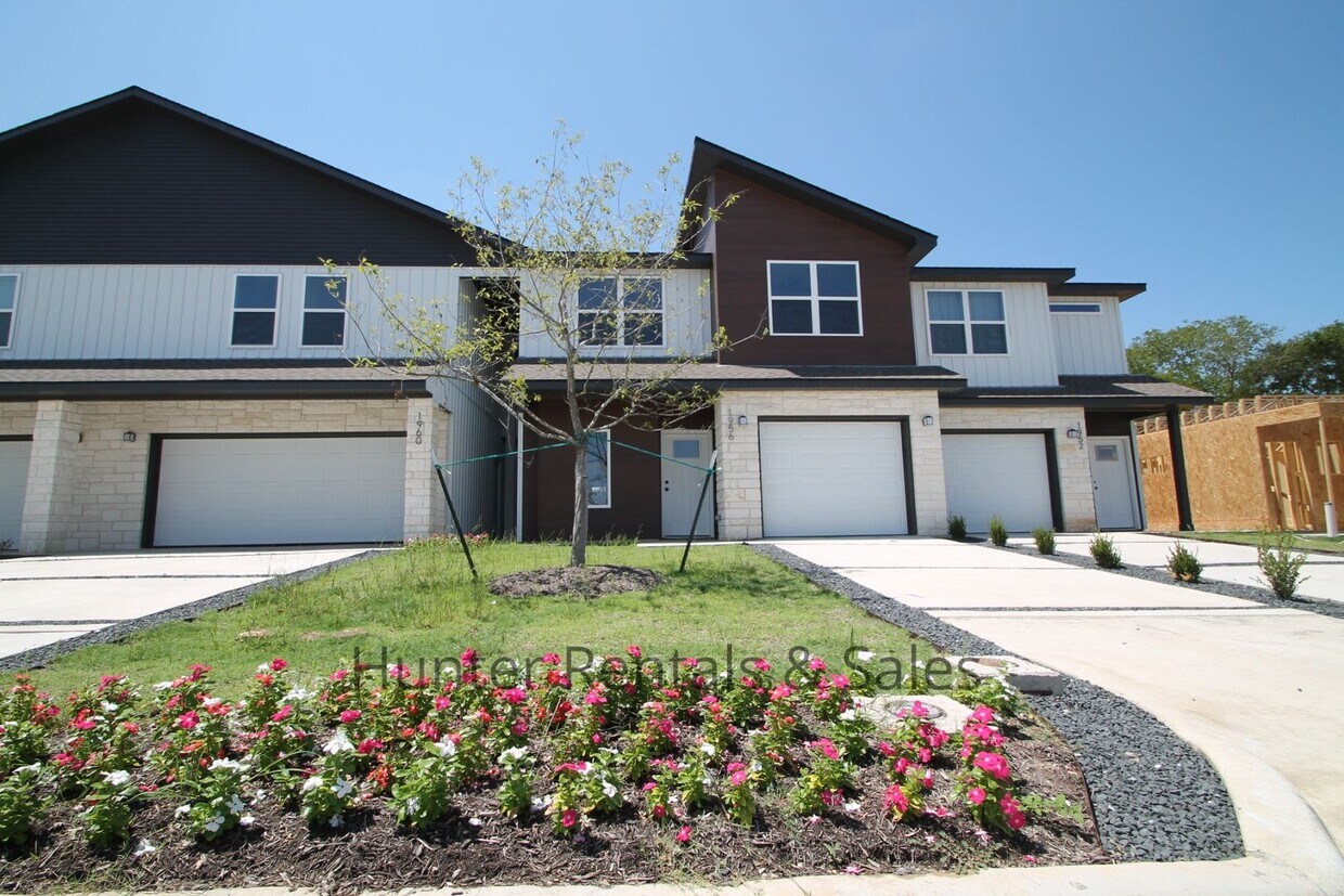 2 Weeks Free!!! Upscale Three-bedroom Tow... - 2 Weeks Free!!!  Upscale Three-bedroom Tow...