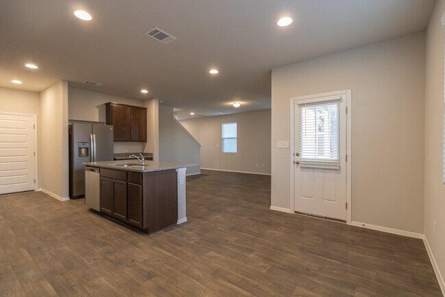 Foto del edificio - 213 Riverhill Cv