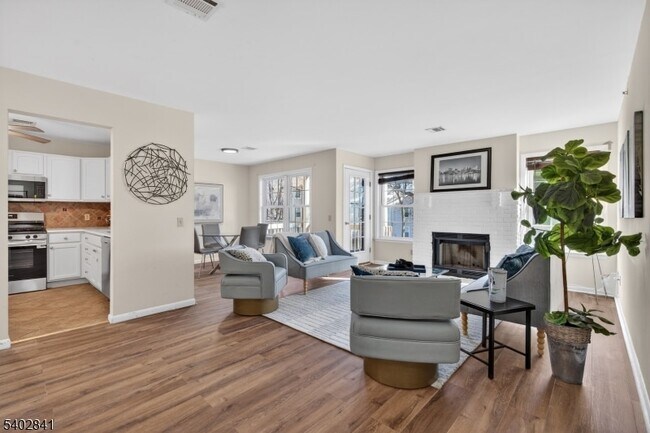 Foto del edificio - 11 Evergreen Dr