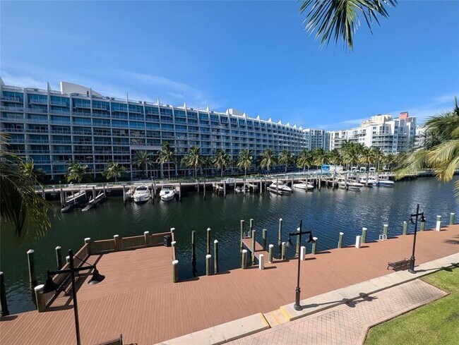 Foto del edificio - 3001 NE 185th St