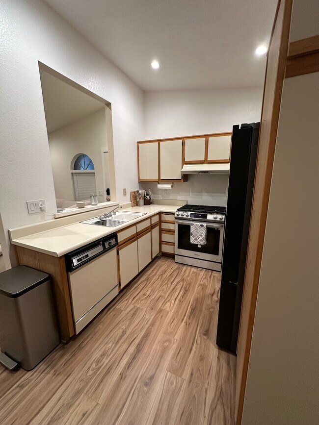 Foto del edificio - 7130 Woodlake Ave