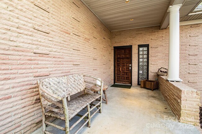 Building Photo - 3911 Lakeside Dr