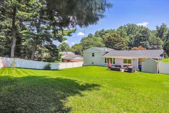 Foto del edificio - COMING SOON - Fresh and Updated - 4Bed/3Bath Split Level  w/ spacious yard