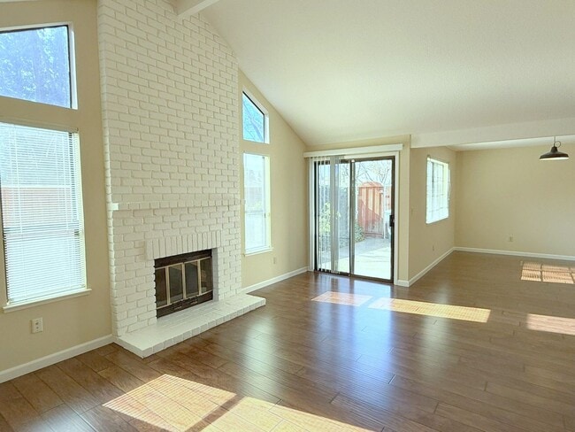 Foto del edificio - Awesome Location Close to Downtown Pleasanton Main St ! Detached One Story Home ! New Paint ! New...