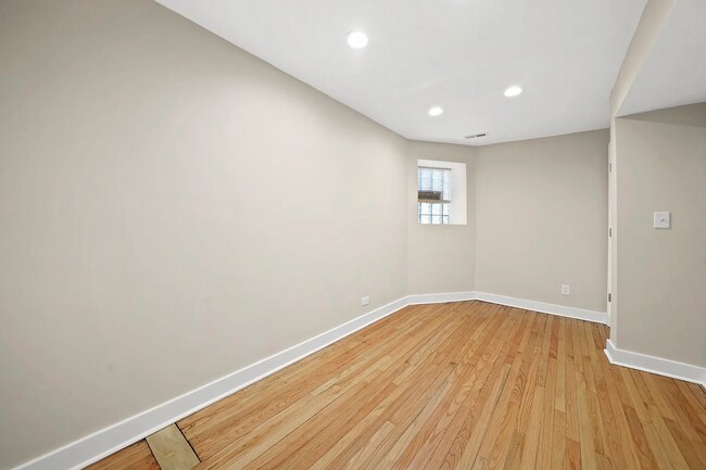 Foto del edificio - Spacious 2BR, 2BA Haven with Hardwood Elegance right across from Humboldt Park!