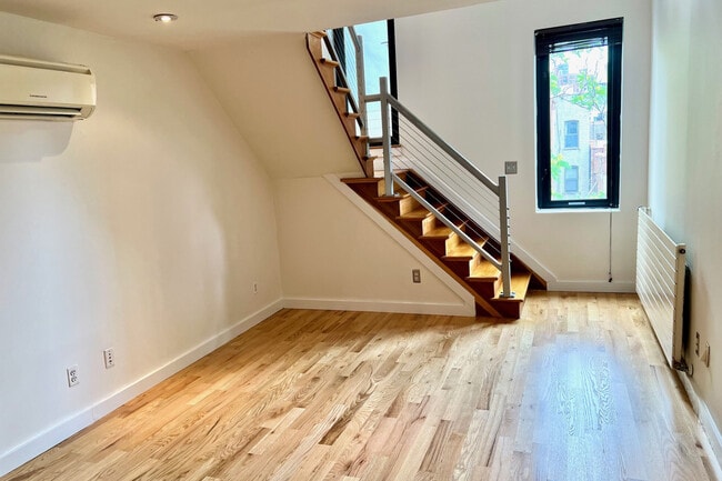 Foto del edificio - 215 E 81st St