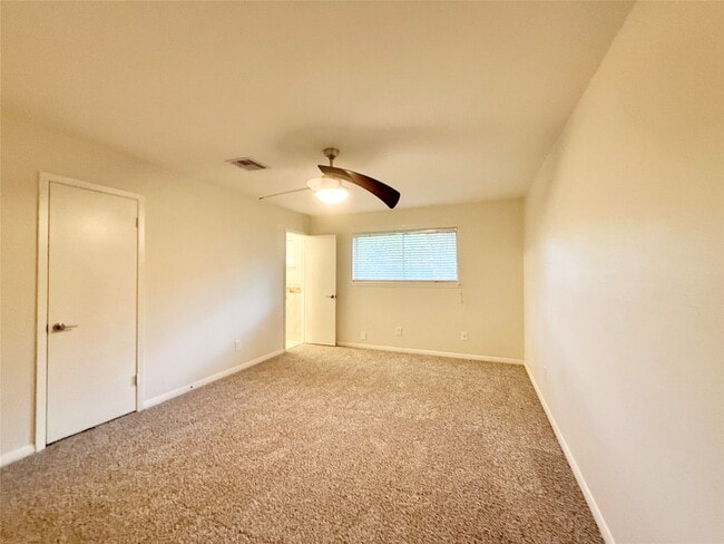 Building Photo - 5470 Ariel St