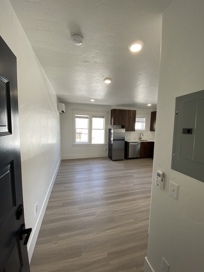 Up to 4 Weeks Rent Free !!! - Council Crest Apartments