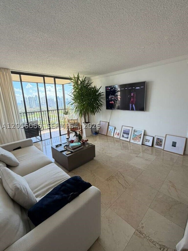 Foto del edificio - 20335 W Country Club Dr
