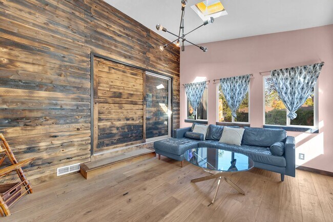 Foto del edificio - Midtown Gem W/Two Primary Bedrooms