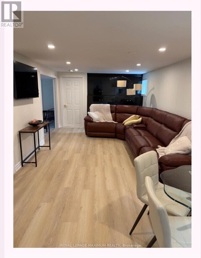 Photo du bâtiment - 121 Bolton Ave