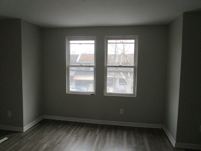 Building Photo - Spacious Front-Porch Row - Oak Lane