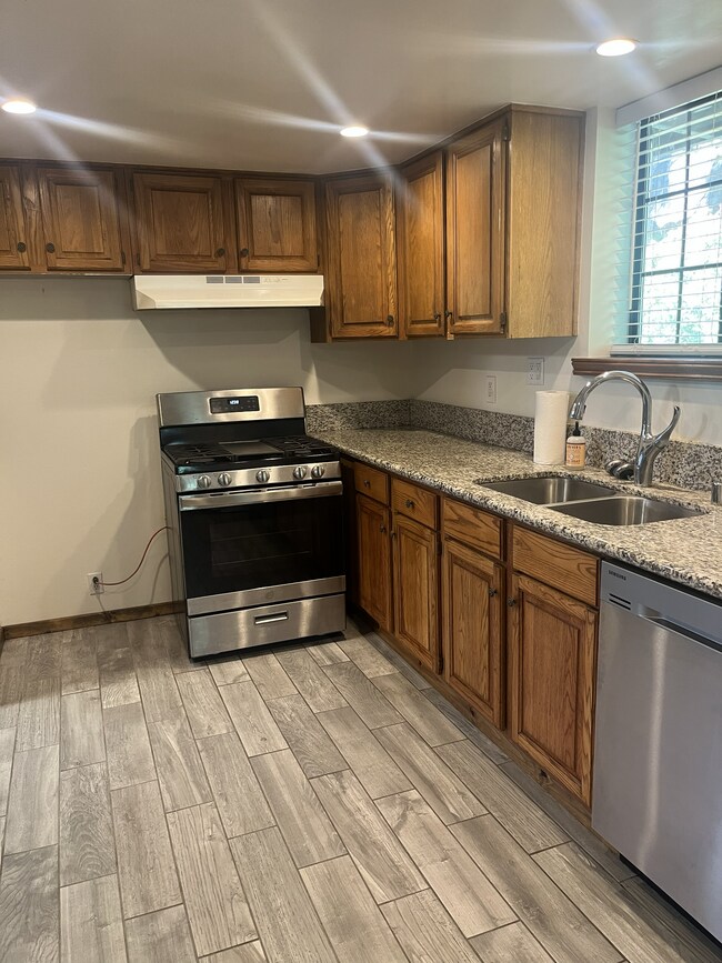 Cocina con granito, lavavajillas - 9406 Ventura Way