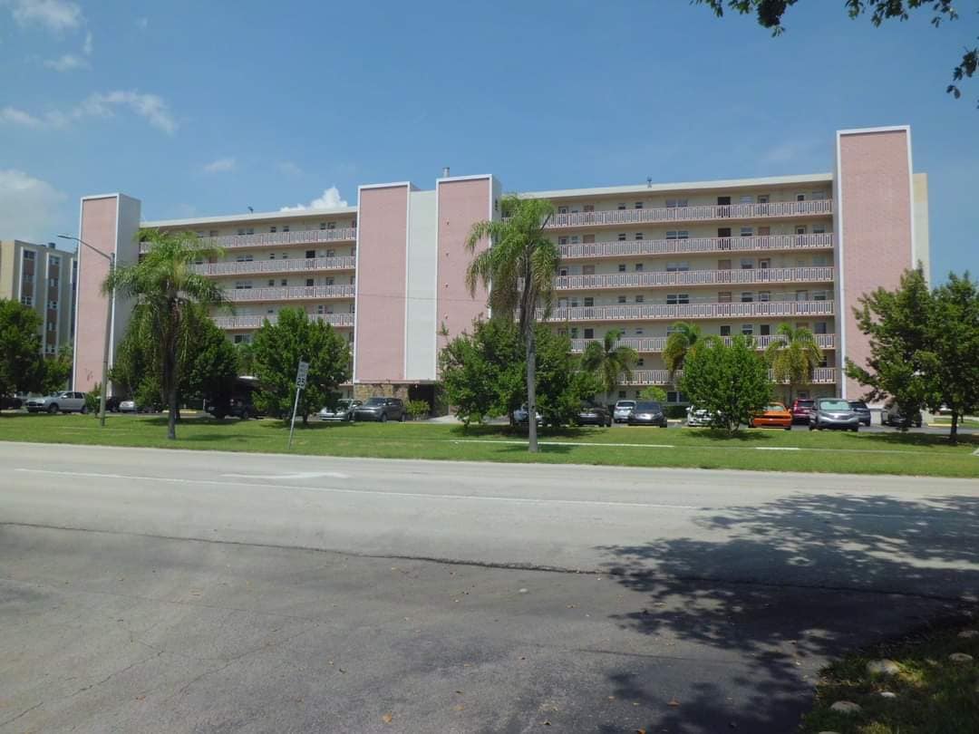Photo - 901 NE 14th Ave (Hallandale Beach, FL)