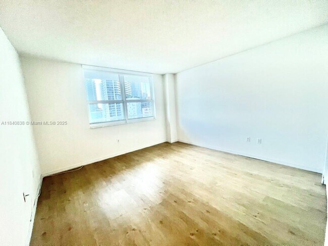 Building Photo - 1155 Brickell Bay Dr