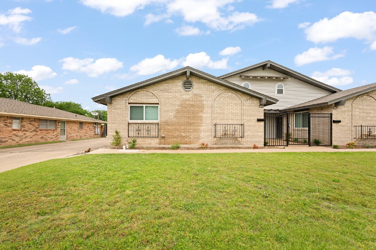2 Bed, 2 Bath Duplex - 2 Bed, 2 Bath Duplex