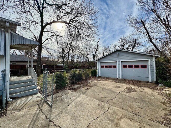 Building Photo - 2204 Tierney Rd